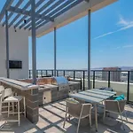 Posh Studio - Modern High Rise Dt, Pool, Gym, Parking