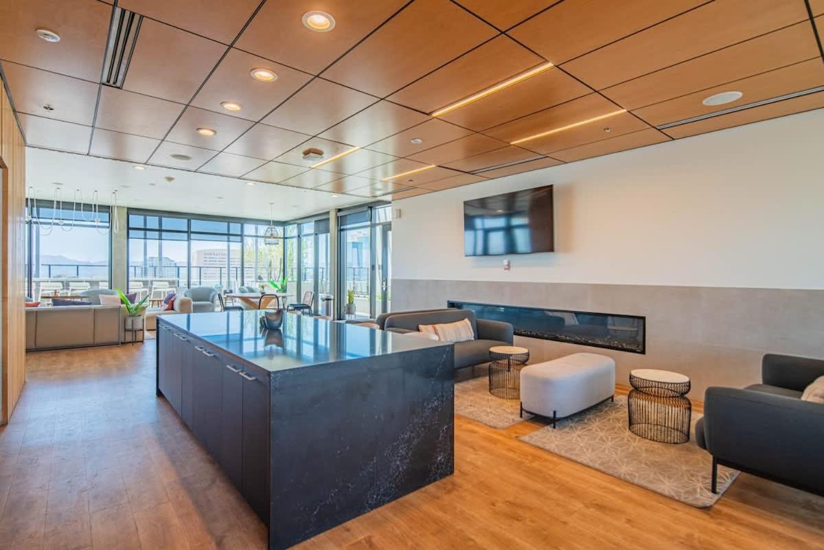 Posh - Modern High Rise Dt, Pool, Gym, Parking Apartment Phoenix