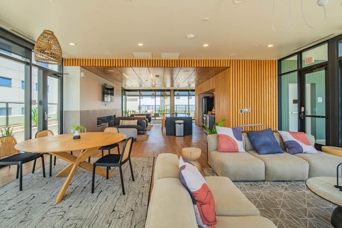 Apartment Posh - Modern High Rise Dt, Pool, Gym, Parking