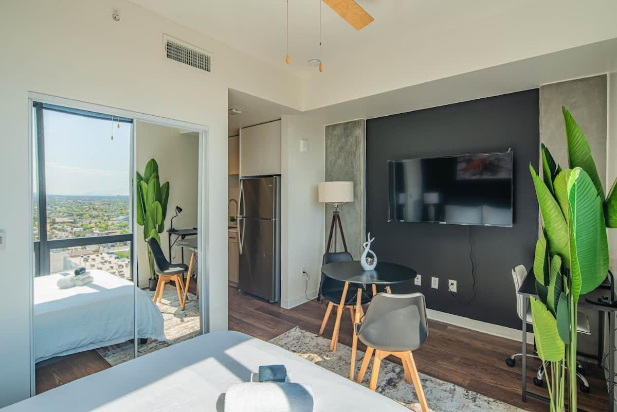 Apartment Posh - Modern High Rise Dt, Pool, Gym, Parking