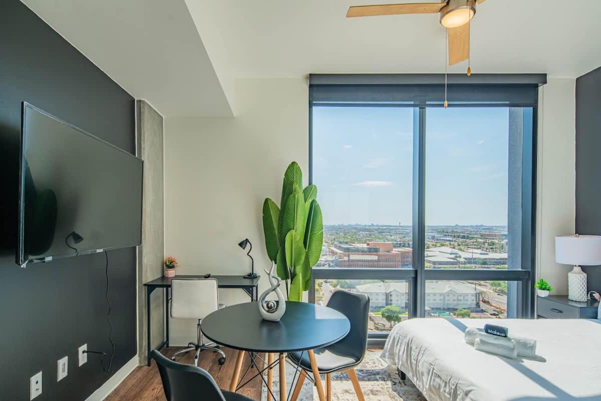 Posh - Modern High Rise Dt, Pool, Gym, Parking Apartment *