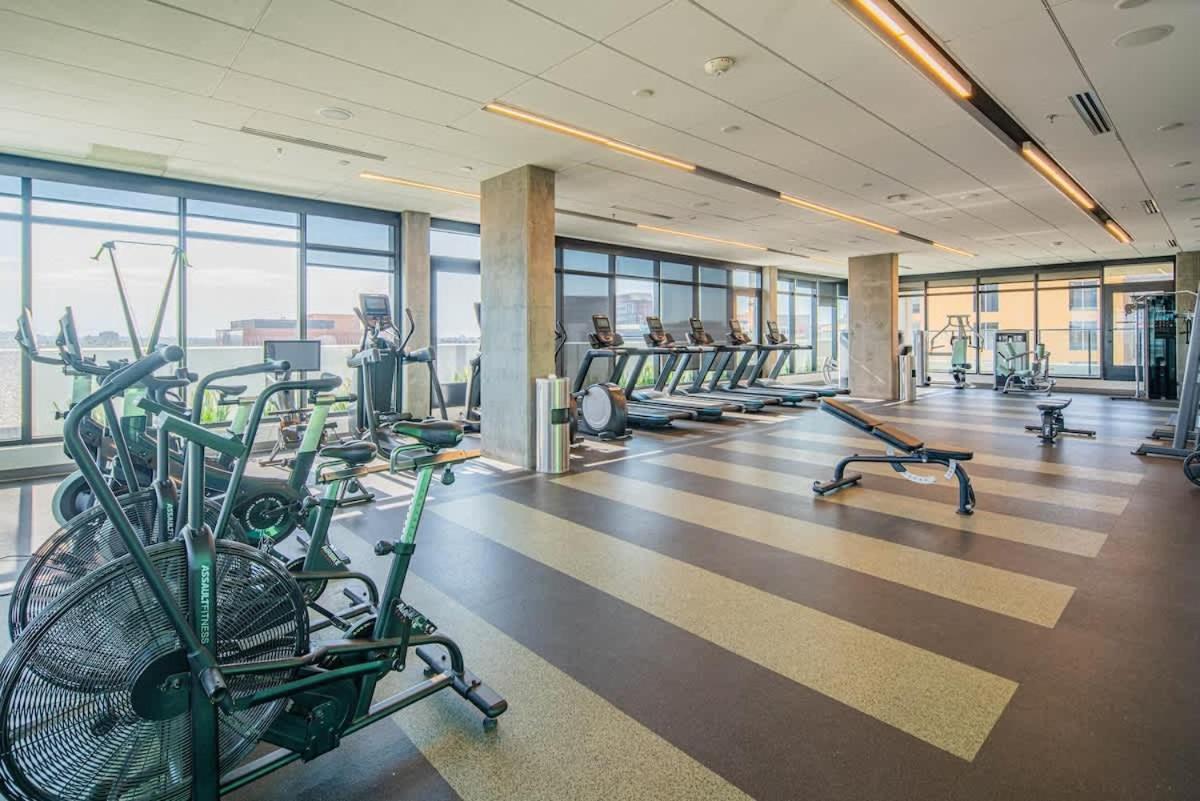 Posh - Modern High Rise Dt, Pool, Gym, Parking Apartment *